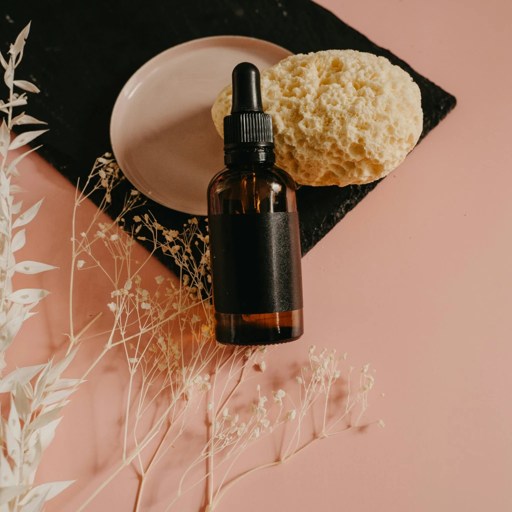 Imagem de cosméticos sobre uma mesa com flores ilustrando o texto Sobre a Simplicity Cosméticos