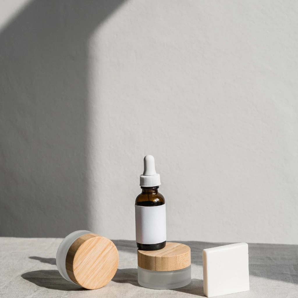 Imagem com alguns produtos de beleza ilustrando o texto A Importância dos cosméticos naturais: benefícios e impactos positivos