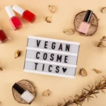 Imagem com produtos de cosméticos veganos ilustrando o texto Beleza vegana: entenda o conceito, origem e características