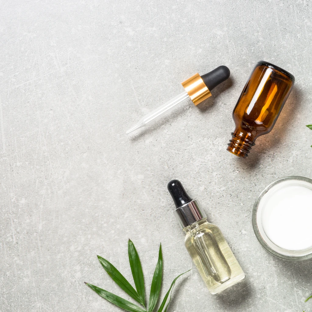 Imagem de frascos de ácidos utilizados no segmento de cosméticos para tratamento e cuidados com a pele ilustrando o texto Como escolher o ácido certo para o seu tipo de pele