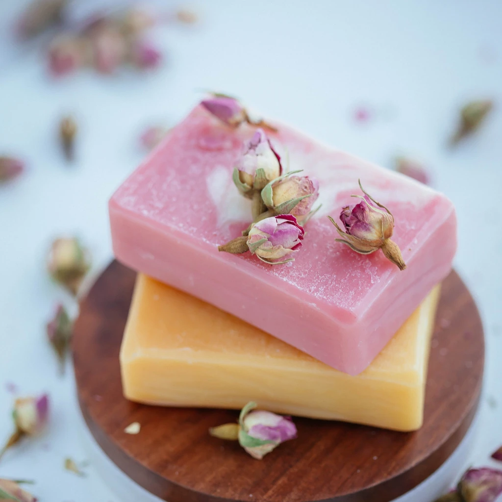 Imagem de dois shampoos em barra, sendo um sobe o outro de diferentes cores ilustrando o texto Shampoos clean beauty: a revolução sustentável no cuidado com os cabelos