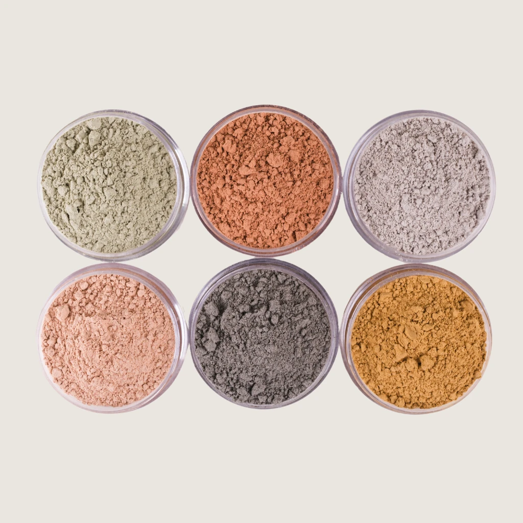 Vários potes com argilas de diferentes cores sobre uma mesa ilustrando o texto Como usar a argila no skincare: um guia completo para potencializar a sua beleza natural