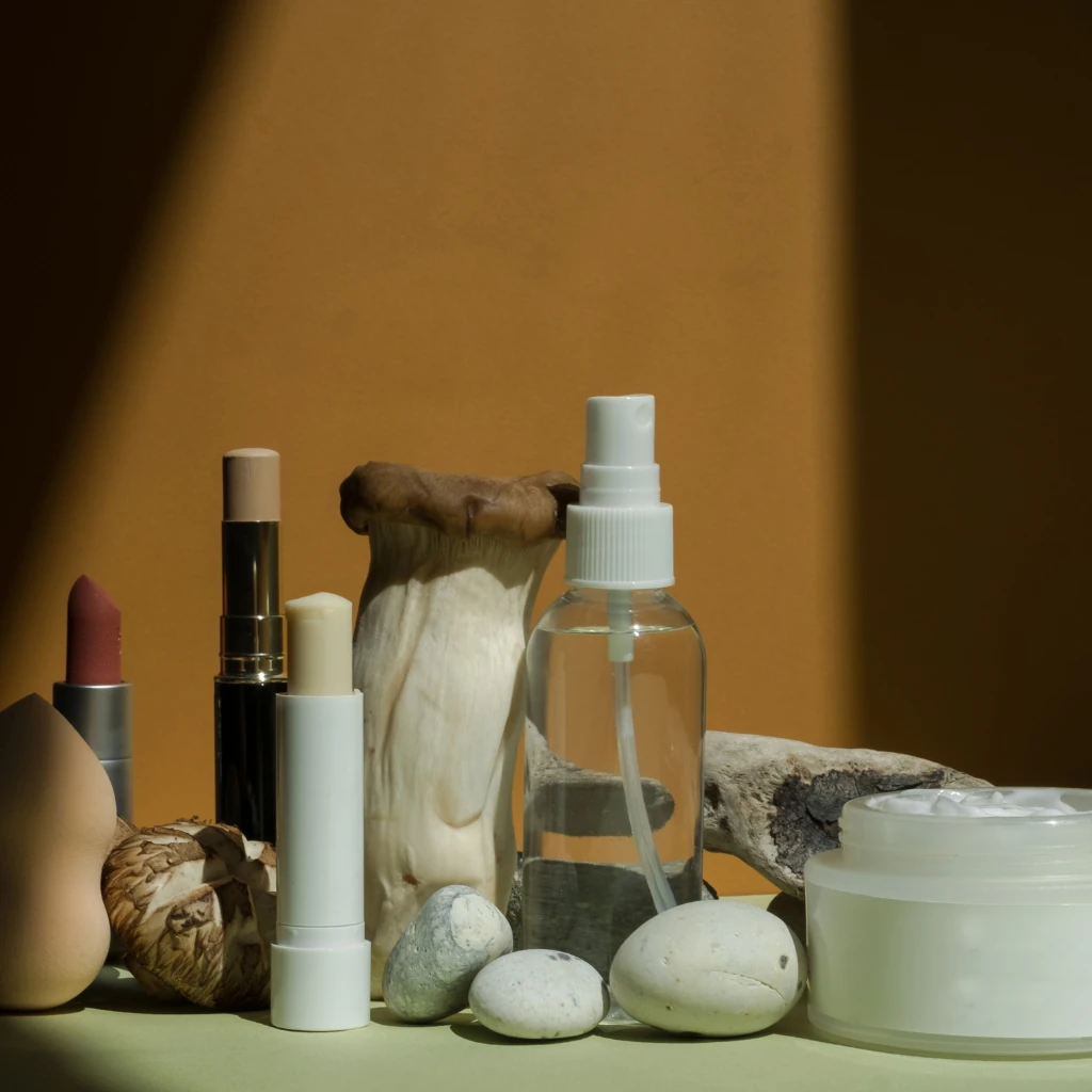 Imagem com diversos produtos cosméticos em exposição à frente de uma parede de cor marrom ilustrando o texto