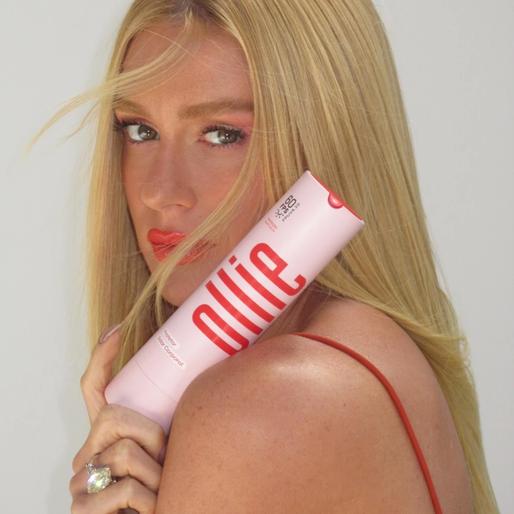 Close na atriz Marina Ruy Barbosa segurando o Protetor Solar Hidratante Corporal FPS 60 Ollie