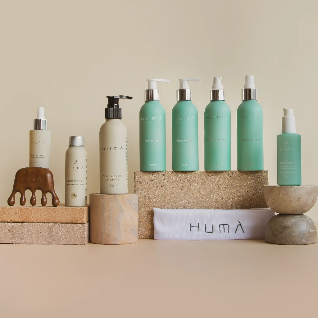 Bancada com a linha completa de produtos clean beauty da marca Humà Cosmética